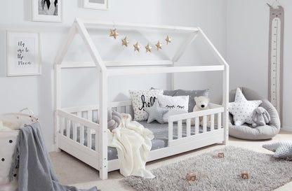 TiCAA Kay Kinderbett Hausbett aus Kiefer Massivholz mit Lattenrost & Rausfallschutz – Montessori Bodenbett für Kinderzimmer