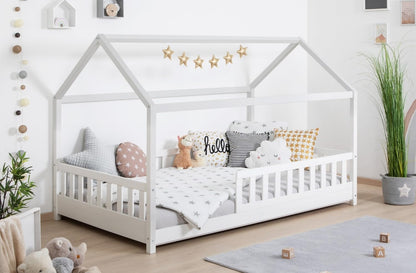 TiCAA Kay Kinderbett Hausbett aus Kiefer Massivholz mit Lattenrost & Rausfallschutz – Montessori Bodenbett für Kinderzimmer