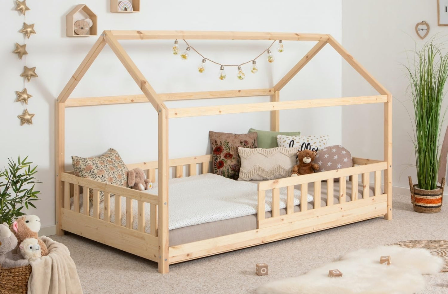 TiCAA Kay Kinderbett Hausbett aus Kiefer Massivholz mit Lattenrost & Rausfallschutz – Montessori Bodenbett für Kinderzimmer