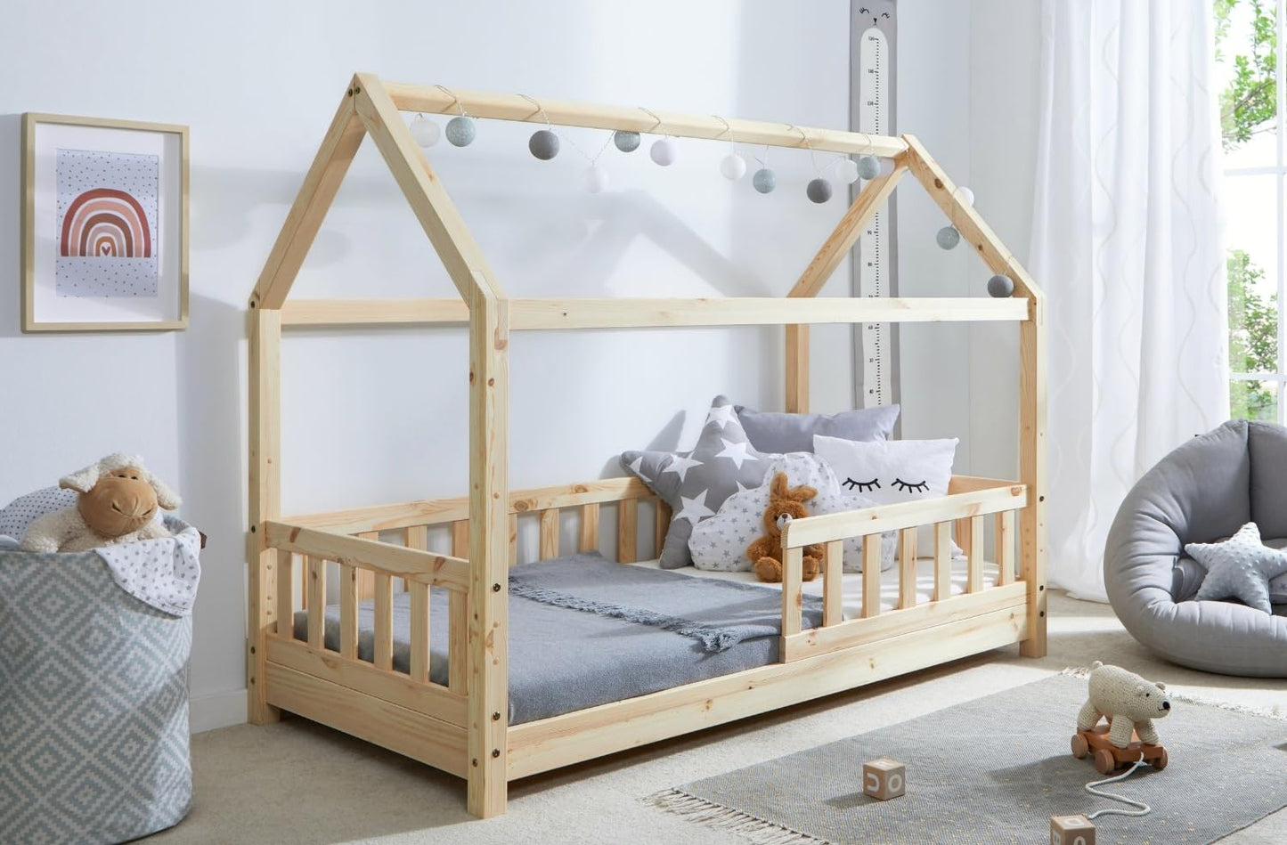 TiCAA Kay Kinderbett Hausbett aus Kiefer Massivholz mit Lattenrost & Rausfallschutz – Montessori Bodenbett für Kinderzimmer